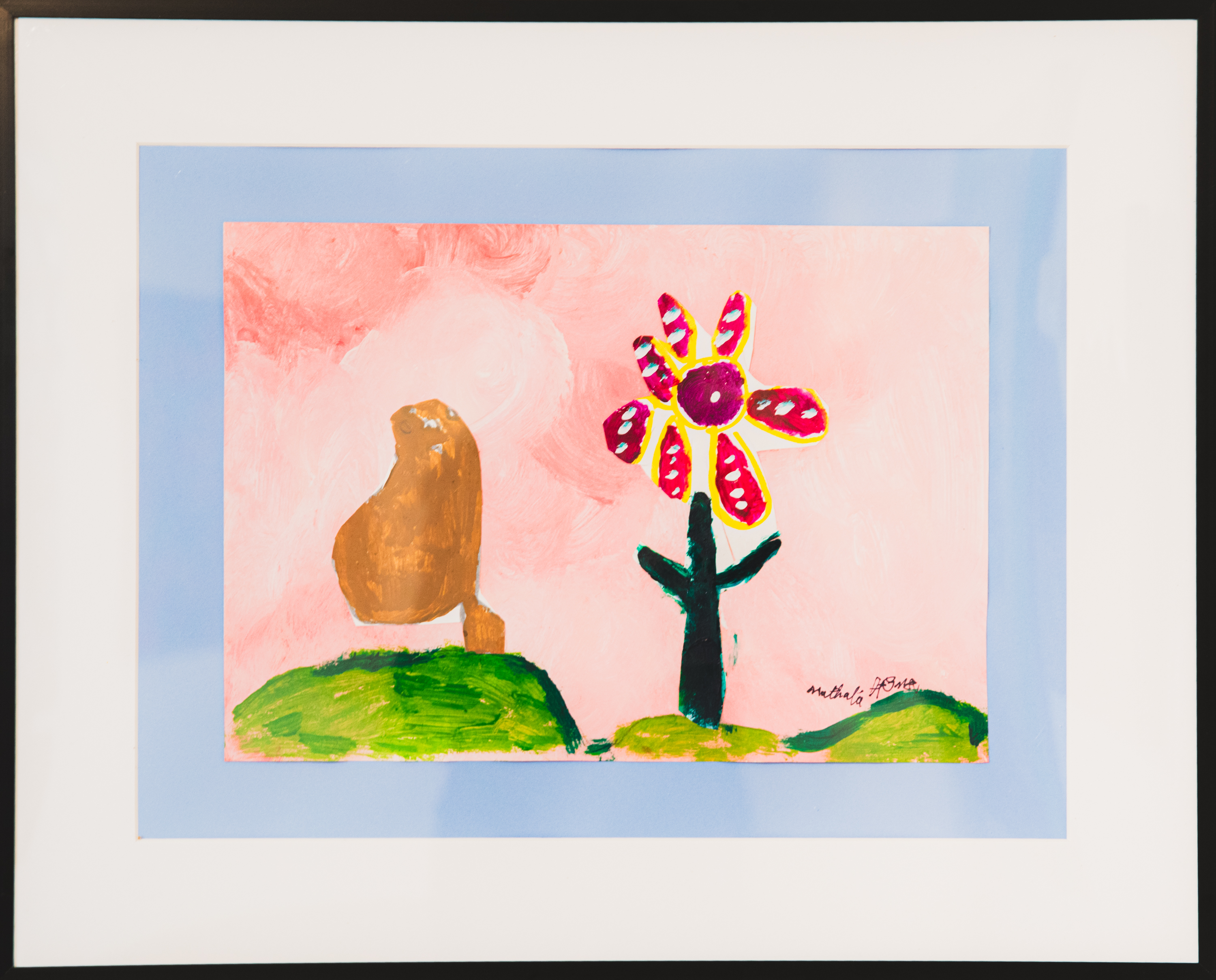 Le cochon d’inde aime l’odeur de la fleur