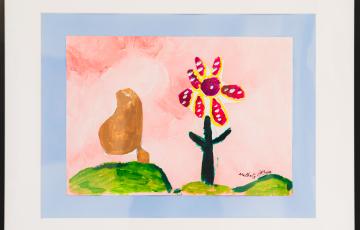 Le cochon d’inde aime l’odeur de la fleur